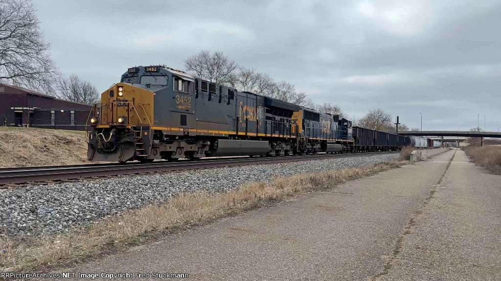 CSX 3452 leads B158.